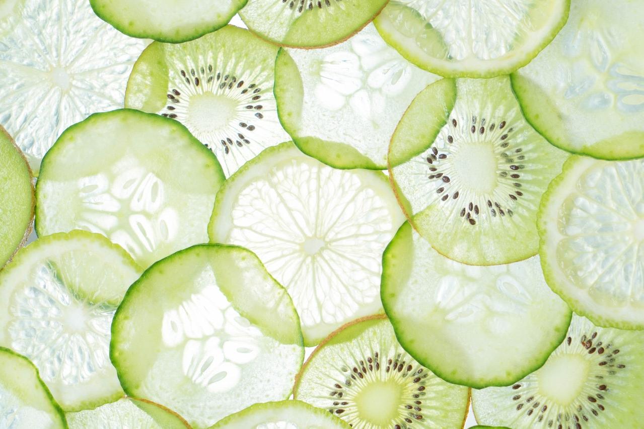 Thin slices of kiwi and limes