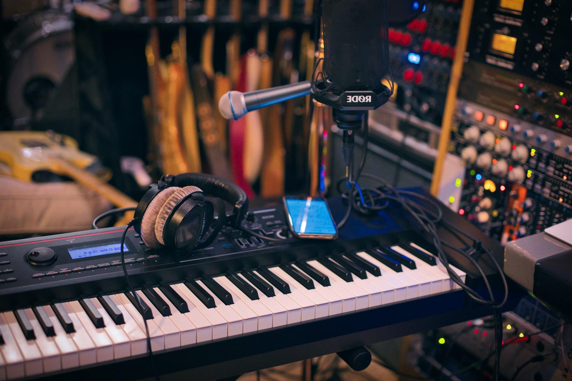 black and white electric piano keyboard